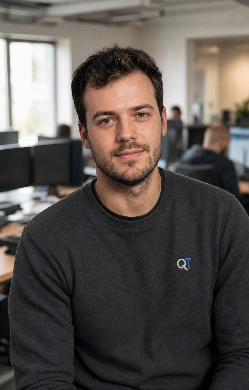 KI-generiertes Porträt des fiktiven Lead Developers Jonas Kern mit Quansatech Studio-Shirt